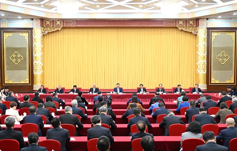 习近平探望全国政协委员